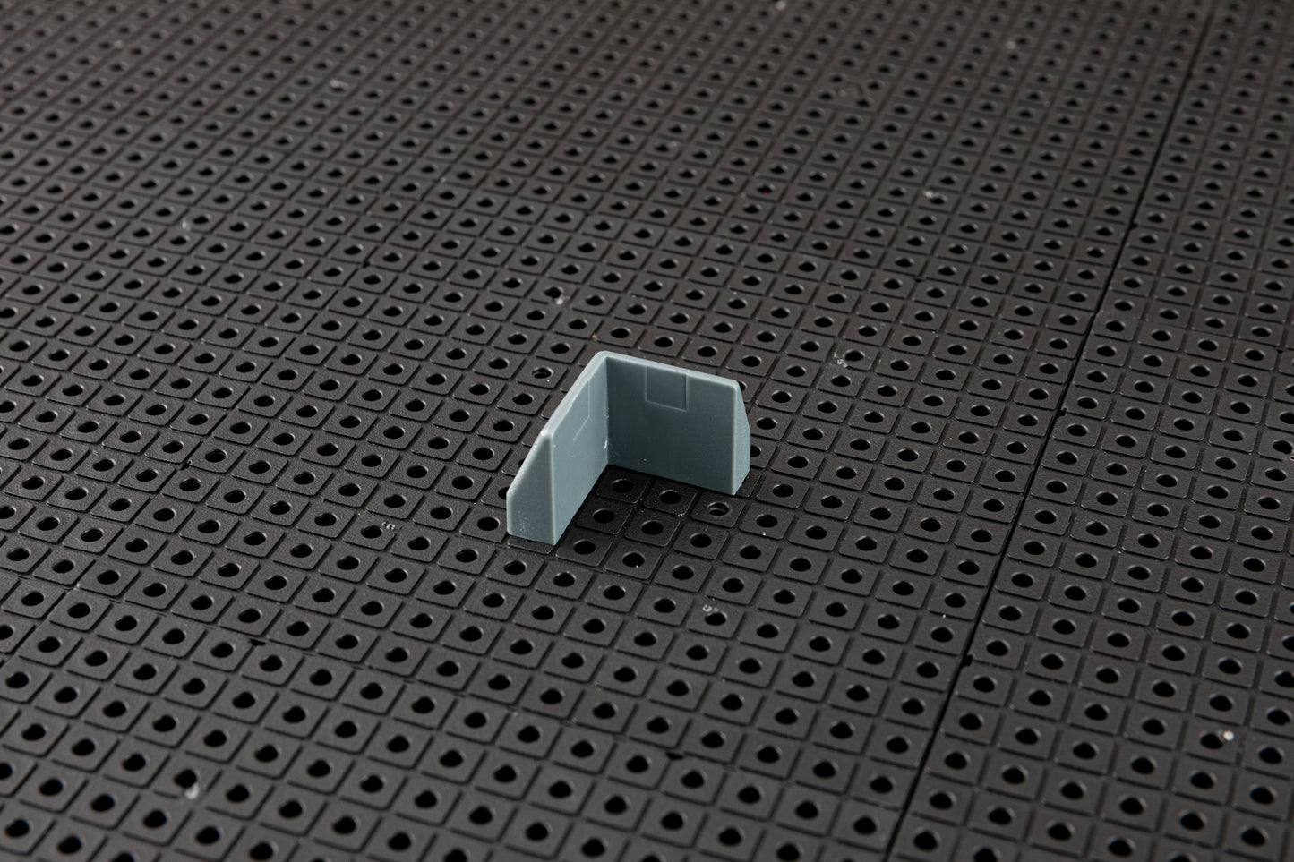 Support d'angle pour grille à outils