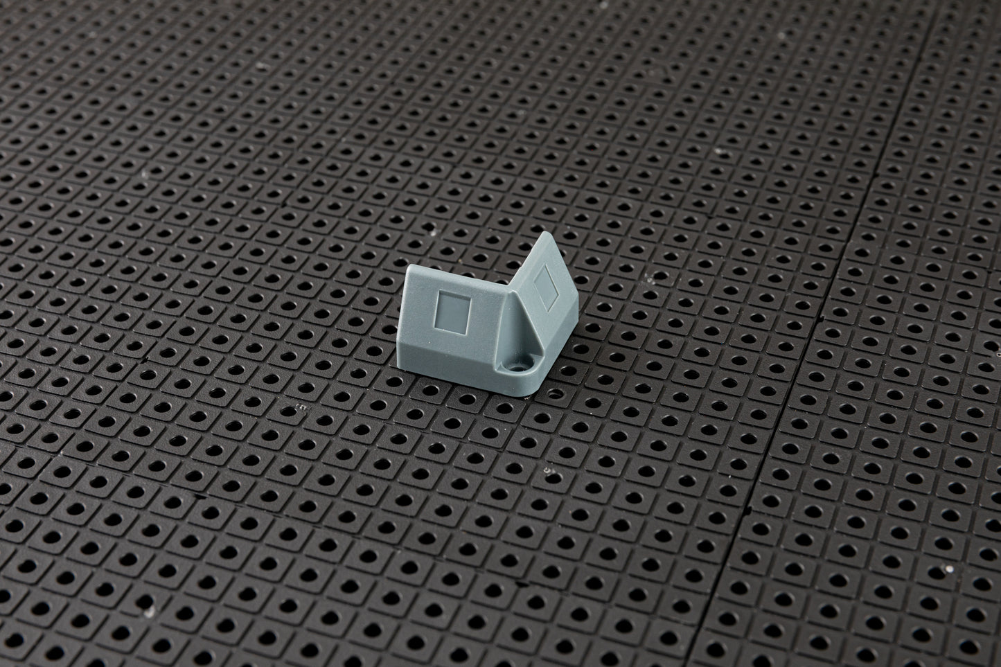 Support d'angle pour grille à outils
